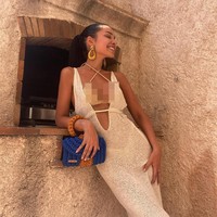 Meski namanya belum terlalu familiar, Jackie adalah seorang musisi yang bertekad mendobrak industri dengan menjadi penyanyi yang multitalenta di depan dan di belakang laar. Sepertinya beberapa orang di dalam dan di luar industri masih berpikir bahwa menjadi artis hanya peduli dengan imej mereka. Yang bisa tampil dengan baik, yang suka terlihat bagus dan tidak takut jadi diri sendiri tidak mungkin juga bisa jadi pebisnis, produser atau melakukan apa yang bisa mereka lakukan selain itu,Niatku tidak pernah hanya rekaman, artis yang tur. Aku adalah tikus studio. Aku seorang kreator, aku penulis, produser, dan seniman dalam banyak hal tapi merilis lagu yang kami mainkan sendiri selalu jadi cara untuk memperlihatkan trek (musik), ujarnya dilansir Last.FM.Foto: Instagram Jackie Apostel