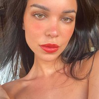 Wanita tersebut tergabung dalam girlband Schutz dan juga berkarier solo. Foto: Instagram Jackie Apostel