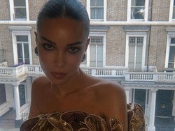 8 Gaya Seksi Penyanyi Brazil yang Disebut Pacar Baru Cruz Beckham