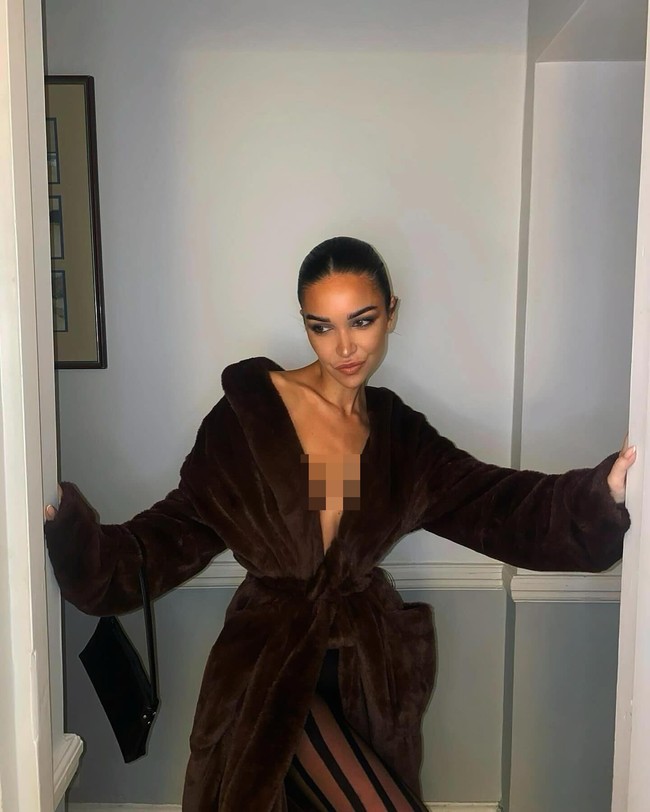 Sosok Jackie Apostel sendiri memang belum terlalu familiar. Ia dikenal sebagai penyanyi, penulis lagu, dan produser di Sao Paulo. Foto: Instagram Jackie Apostel