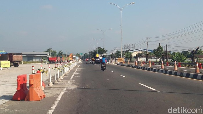 Jalan Solo-Semarang depan exit tol Banyudono akan diberlakukan contraflow mulai Kamis (20/6/2024) hari ini.
