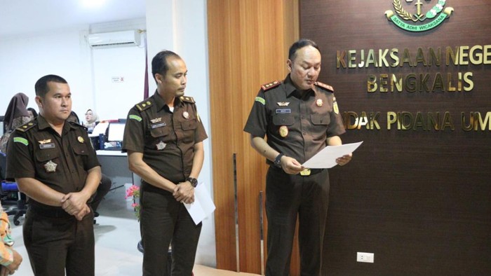 Kajari Bengkalis saat membacakan penetapan (Foto: Dok Kejari Bengkalis)