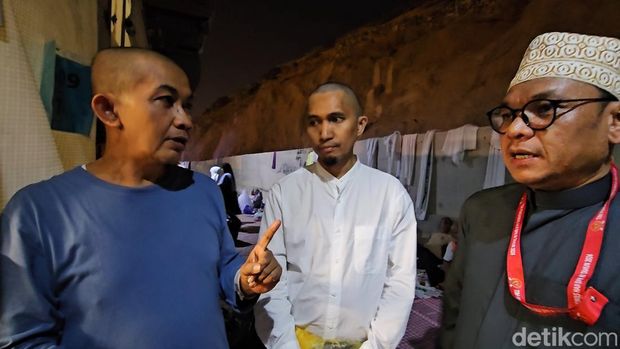 Kang Ace mengecek kondisi tenda jemaah di Maktab 72 Mina (Mei Amelia/detikcom)