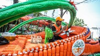 Kapal ini berbahan dasar 842 botol plastik yang ditemukan dan dikumpulkan oleh petugas, usai dipilah sampah botol ini disusun menjadi kapal.