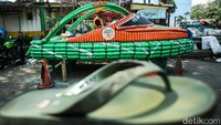 Kapal dengan nama Kadal atau Kapal Sandal ini menggunakan 50 galon, 416 botol sedang dan 376 botol kecil.