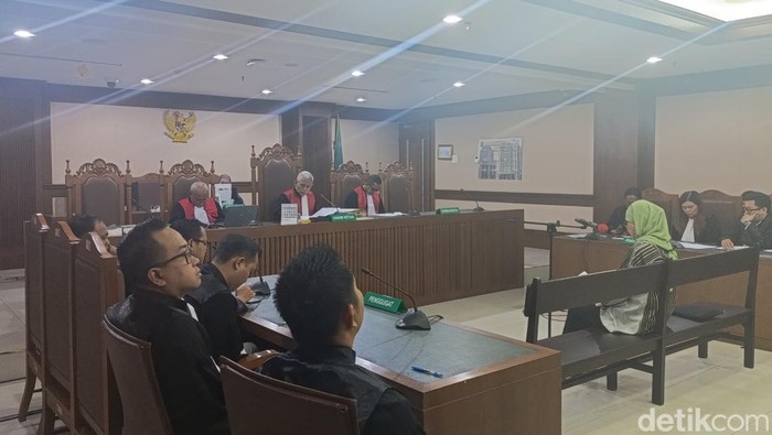 Karen Agustiawan membacakan duplik atau tanggapan atas replik jaksa dalam kasus dugaan korupsi pembelian liquefied natural gas (LNG) atau gas alam cair. (Mulia/detikcom).