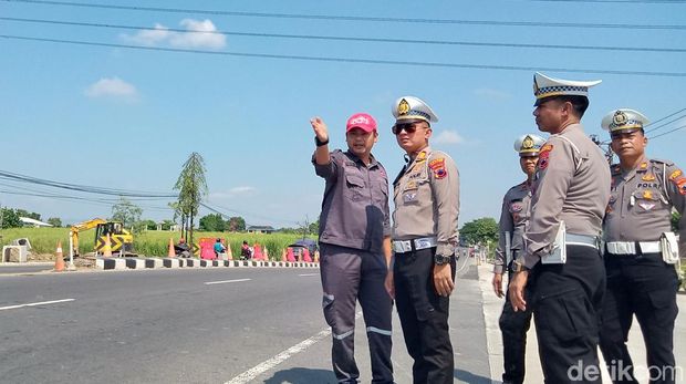 Kasat Lantas Polres Klaten AKP Riki Fahmi Mubarok bersama jajarannya mengecek ruas Jalan Jogja-Solo di exit tol Kuncen, Kecamatan Ceper, Klaten dicontra flow, Kamis (20/6/2024) siang.