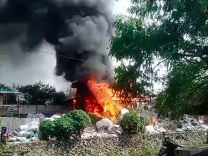 Melihat Sisa-sisa Kebakaran Lapak Barang Bekas di Cengkareng Jakbar