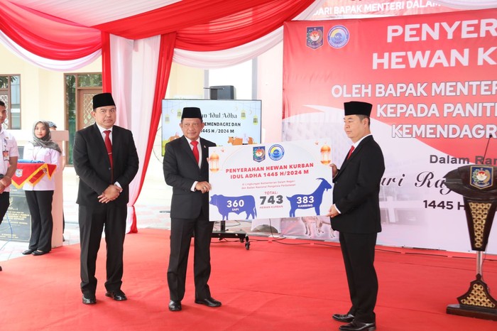 Nasional Bersatu dalam Semangat Kurban, Kemendagri dan BNPP Bagikan Ribuan Hewan Kurban