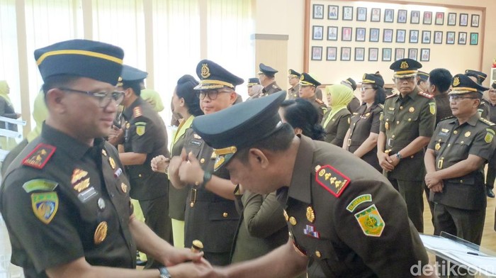 Kepala Kejaksaan Tinggi (Kajati) Jateng Ponco Hartanto usai melantik 11 Kajari baru di Semarang, Kamis (20/6/2024).