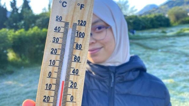 Kompleks Candi Arjuna Dieng, Kecamatan Batur, Banjarnegara, kembali membeku pagi ini. Suhu udara terendah pagi ini mencapai minus 1,2 derajat celsius, Kamis (20/6/2024).