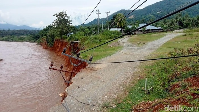 Kondisi jalan di Bone Bolango rusak diterjang banjir.