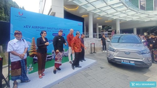 Konferensi pers acara uji coba antar-jemput wisatawan dengan mobil listrik di The Stones Hotel Legian, Bali, Kamis (20/6/2024). (Ni Made Lastri Karsiani Putri/detikBali)