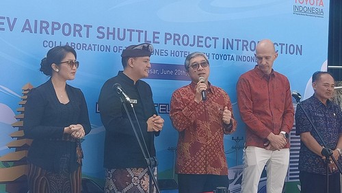 Konferensi pers uji coba antar jemput wisatawan dengan mobil listrik di The Stones Hotel Legian, Bali, Kamis (20/6/2024).