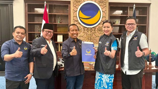 Kooordinator Wilayah (Korwil) Pemenangan Partai NasDem Bali-Nusra Julie Sutrisno Laiskodat saat menyerahkan rekomendasi kepada Fud Syaifuddin di NasDem Tower, Kamis (20/6/2024).