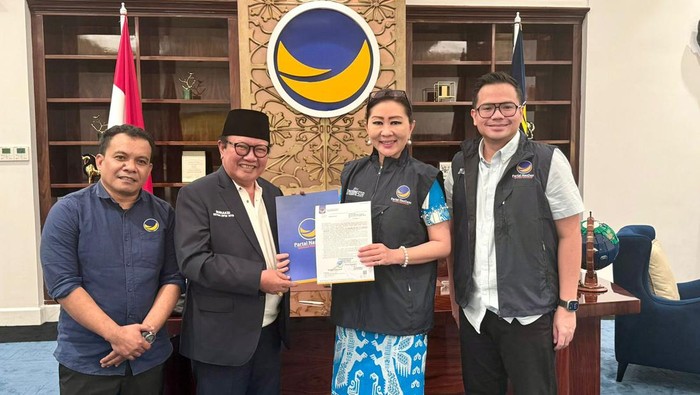 Kooordinator Wilayah (Korwil) Pemenangan Partai NasDem Bali-Nusra Julie Sutrisno Laiskodat saat menyerahkan rekomendasi kepada Rumaksi di NasDem Tower, Kamis (20/6/2024). (Foto: Istimewa)