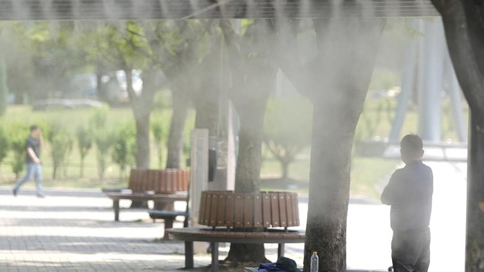 Korea Selatan Keluarkan Peringatan Gelombang Panas A man cools off at a water misting station installed by the city due to heat wave in Seoul, South Korea, Thursday, June 20, 2024. South Korean Meteorological Administration issued a heat wave advisory for some part of Korean peninsula. (AP Photo/Lee Jin-man)