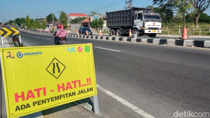 Lalu lintas Jalan Jogja-Solo di depan Exit Tol Kuncen, Kecamatan Ceper, Klaten masih normal, Kamis (20/6/2024).
