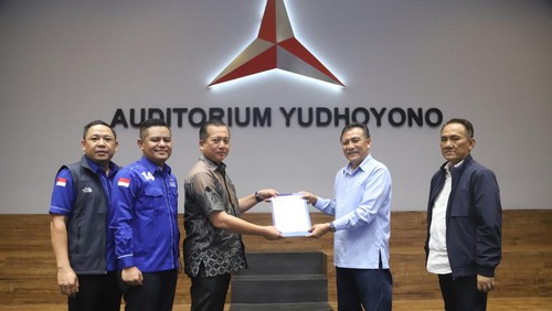 Lalu Muhamad Iqbal saat menerima rekomendasi dari Partai Demokrat di Kantor DPP Partai Demokrat di Jakarta pada Kamis (20/6/2024). (Foto: Dok. DPD Demokrat NTB)