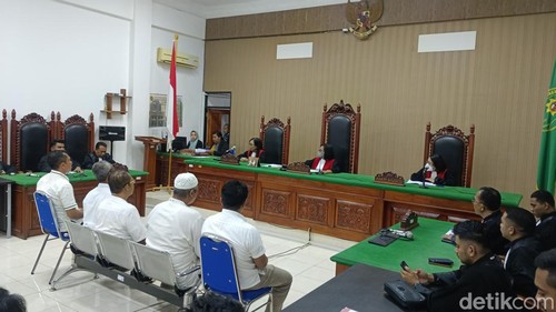 Lima terdakwa tipikor proyek persemaian modern saat dihadirkan dalam dalam sidang di PN Kelas 1A Kupang, NTT, Kamis (20/6/2024). (Yufengki Bria/detikBali)
