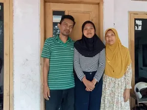 Kisah Perjuangan Loves, Anak Penjual Rempeyek yang Lolos SNBP UGM & Raih Kuliah Gratis