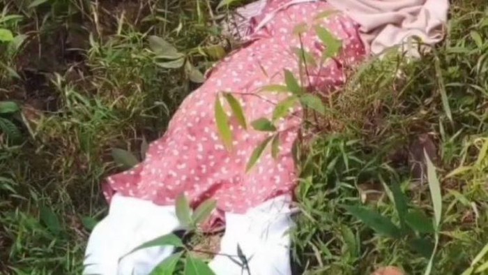 Mayat wanita ditemukan di kebun karet, diduga korban perampokan disertai pemerkosaan.