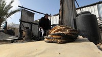 Tampak sisa-sisa makanan hangus terbakar.  