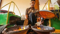 Kampung Betawi ini memiliki ragam koleksi kebudayaan yang terdapat di museumnya, selain itu ada pula makanan khas betawi yang dapat menggoyang lidah.