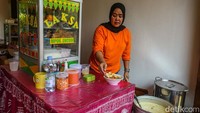Sedikitnya terdapat empat penjual yang dapat dipesan jajanan betawi mulai dari kerak telor, selendang mayang, soto betawi, gado-gado hingga laksa.