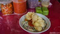 Ada pula soto betawi yang khas dengan kuah putihnya yang menggoda.