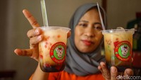 Usai kenyang makan pengunjung dapat memilih menu minuman seperti selendang mayang yang segar, air mineral hingga bir pletok.