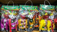 Sebelum beranjak pulang, pengunjung juga dapat membeli secara langsung oleh-oleh khas betawi yang dijajakan warga sekitar seperti ondel-ondel, bir pletok dan lain sebagainya.