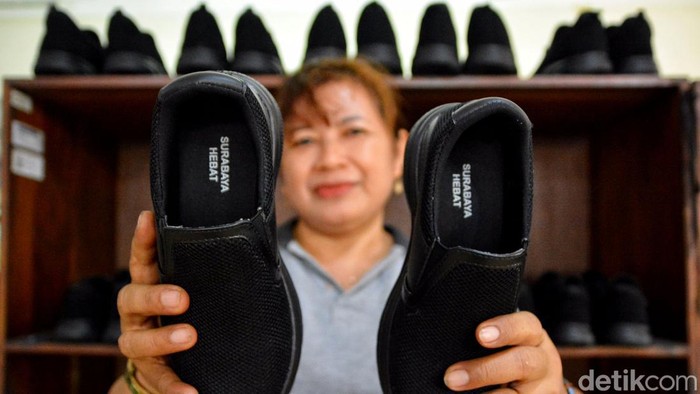 Menilik Rumah Produksi Sepatu dan Sandal di Eks Lokalisasi Dolly