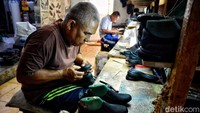 Melalui kelompok usaha bersama Masyarakat Mandiri Putat Jaya (KUB Mampu Jaya), bangunan yang berada di Jalan Kupang Gunung Timur I, Kelurahan Putat Jaya itu, kini banyak menerima pesanan sepatu.