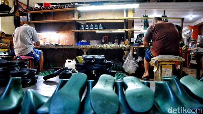 Menilik Rumah Produksi Sepatu dan Sandal di Eks Lokalisasi Dolly