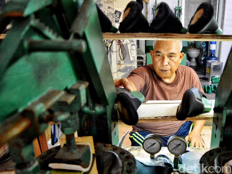 Menilik Produksi Sepatu dan Sandal di Eks Lokalisasi Dolly