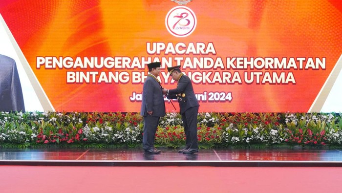 Momen Prabowo terima Bintang Bhayangkara Utama. (Dok. Istimewa)