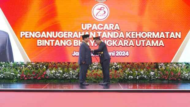 Momen Prabowo terima Bintang Bhayangkara Utama. (Dok. Istimewa)