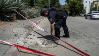 Sejumlah roket jatuh di pemukiman warga di Kiryat Shmona, Israel. 