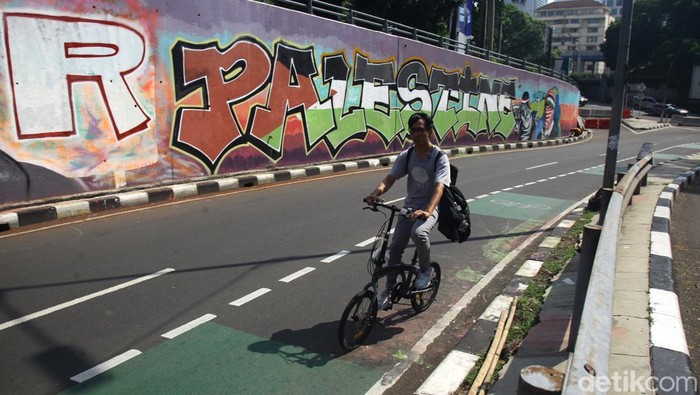 Mural solidaritas ke rakyat Palestina terpampang di sudut jalan Jakarta. Salah satunya di kawasan Dukuh Atas.