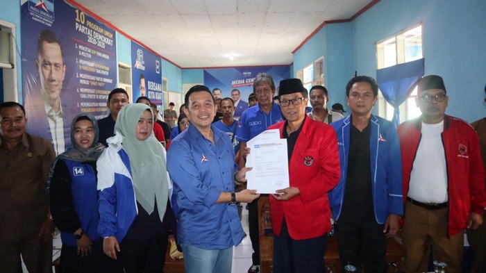 Nanang Permana menyerahkan formulir pendaftaran bacabup Ciamis ke Partai Demokrat dan diterima Anjar Asmara Ketua DPC Demokrat.