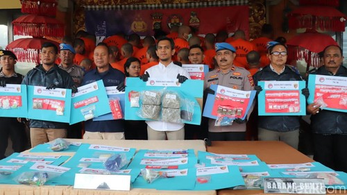 Kasatresnarkoba Polresta Denpasar Kompol Yogie Pramagita merilis hasil operasi Antik 2024, Kamis (20/6/2024).