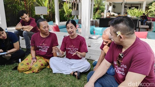 Ngobrol santai Peter Taslim (kanan) dengan Ayu Laksmi dan Niluh Djelantik, Rabu (19/6/2024). (Agus Eka/detikBali)