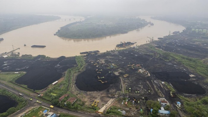 Foto udara aktivitas tempat penampungan batu bara di tepi Sungai Batanghari, Muaro Jambi, Jambi, Kamis (20/6/2024). Badan Pusat Statistik (BPS) mencatat, nilai ekspor batu bara Indonesia pada Mei 2024 sebesar 2,5 miliar dolar AS atau turun 4,04 persen dibanding bulan sebelumnya atau turun sebesar 16,85 persen dibanding Mei tahun lalu. ANTARA FOTO/Wahdi Septiawan/foc.