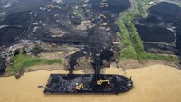Foto udara aktivitas tempat penampungan batu bara di tepi Sungai Batanghari, Muaro Jambi, Jambi, Kamis (20/6/2024). Nilai ekspor batu bara Indonesia pada Mei 2024 sebesar 2,5 miliar dolar.