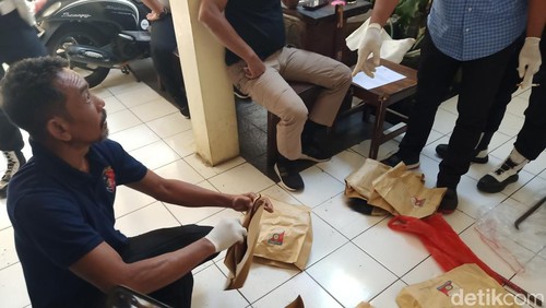 Polisi mengumpulkan barang bukti kasus kekerasan yang mengakibatkan seorang lansia meninggal dunia di Mapolres Jembrana, Kamis (20/6/2024). (I Putu Adi Budiastrawan/detikBali).