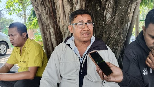 Orang tua Janward CH Ndun dan Petrus Anderson Doko, Fians Ndun (56), saat diwawancarai detikBali di PN Kupang, NTT, Kamis (20/6/2024). (Yufengki Bria/detikBali)