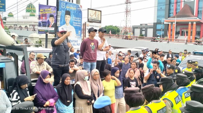 Orang tua/wali calon murid SMA di Palembang berunjuk rasa di depan kantor Ombudsman Sumsel.