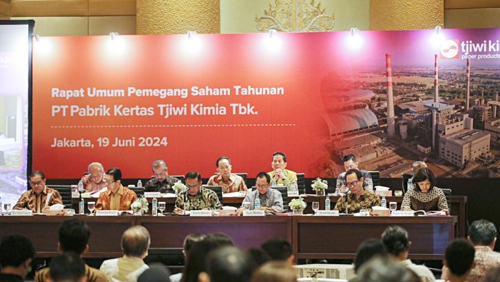 Pabrik Kertas Tjiwi Kimia Tebar Dividen Rp77,8 Miliar PT Pabrik Kertas Tjiwi Kimia Tbk (TKIM) sepakat untuk mengalokasikan US$ 4,78 juta atau Rp 77,8 miliar dari laba bersih tahun buku 2023 sebagai dividen tunai.
Emiten Grup Sinarmas ini mengantongi laba bersih yang dapat diatribusikan kepada pemilik entitas induk sebesar US$ 172,01 juta pada 2023.
Dengan menggunakan kurs tengah Bank Indonesia (BI) pada tanggal 31 Mei 2024, TKIM akan membayarkan dividen sebesar Rp 77,83 miliar. Para setiap pemegang saham bakal memperoleh dividen Rp 25 per saham.