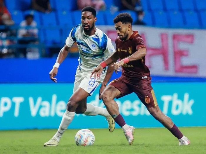 Pemain asal Prancis, Boubakary Diarra (kaus putih) masih akan berseragam PSIS untuk dua musim ke depan. Foto diunggah Kamis (20/6/2024).